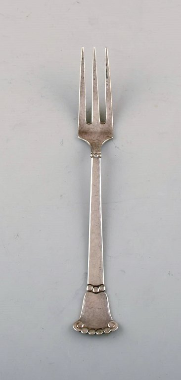 Dansk sølvsmed. "Kugle" middagsgaffel i hammerslået sølv. Dateret 1925. To stk 
på lager.

