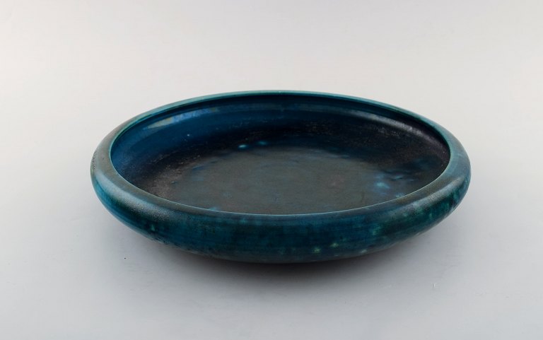 Svend Hammershøi for Kähler, Denmark. Large dish in glazed ceramics. Beautiful 
glaze in turquoise shades. 1940