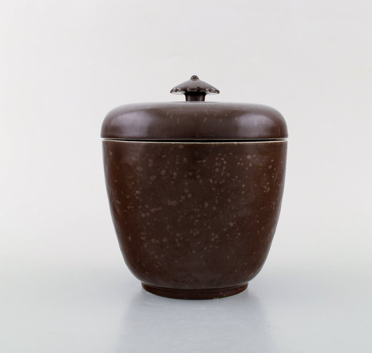 Wilhelm Kåge. Tidlig og sjælden art deco lågkrukke i glaseret keramik. Smuk 
glasur i brune nuancer. 1920/30