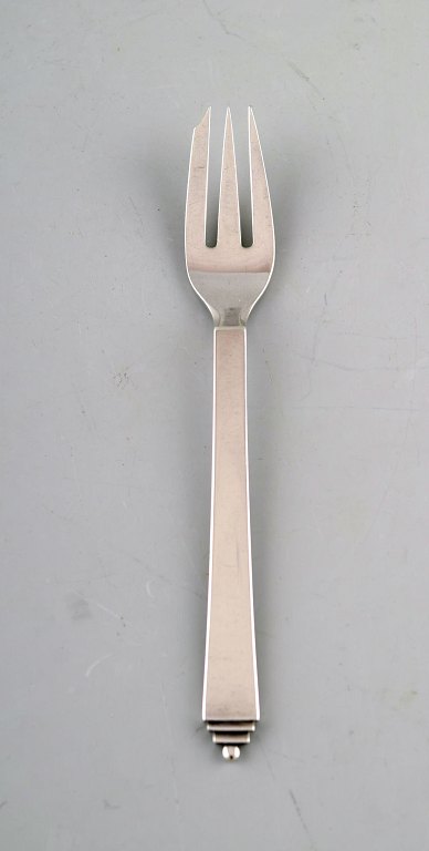 Georg Jensen "Pyramid" pastry fork in sterling silver. Dated 1915-30. Two pieces 
in stock.