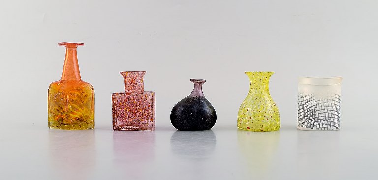 Bertil Vallien for Kosta Boda. Fem små vaser i mundblæst kunstglas. 1980