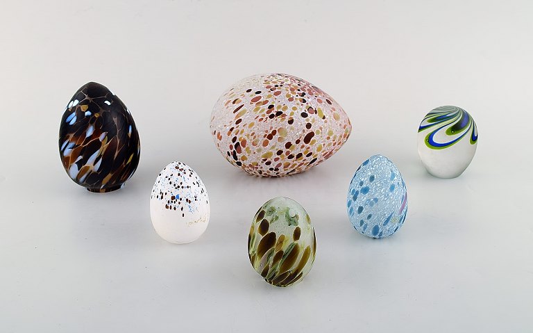 Kosta Boda. Seks æg i kulørt kunstglas. Sent 1900-tallet.
