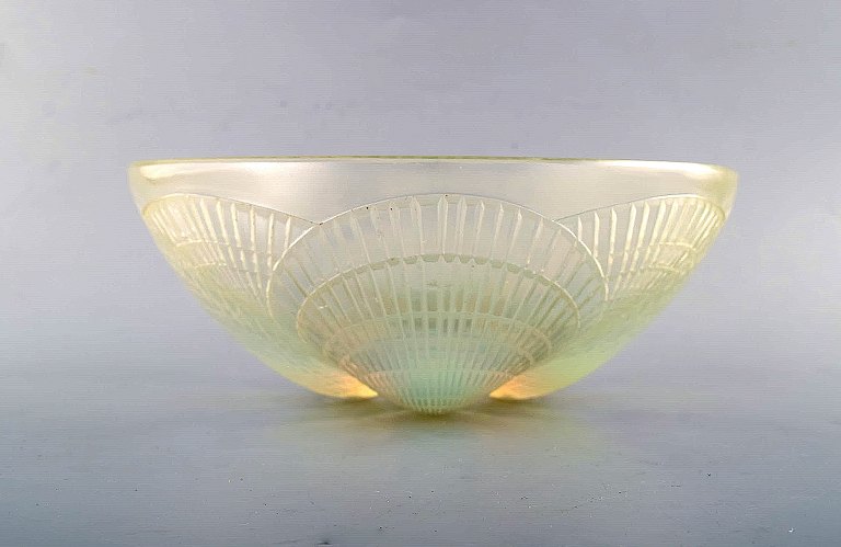 Early René Lalique "Coquilles" bowl in art glass decorated with sea shells. 
Dated before 1945.