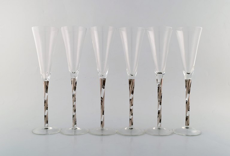 Scandinavian glass artist. Six champagne glasses in mouth blown art glass. Late 
20th century.