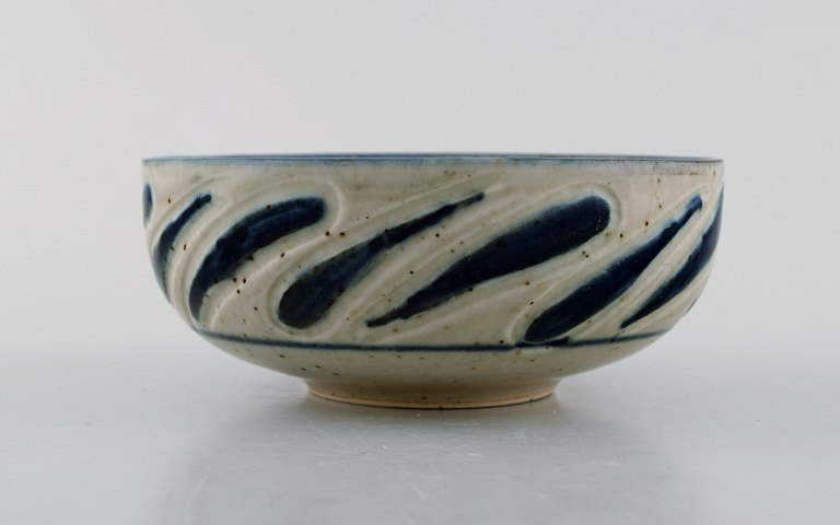Eva Stæhr-Nielsen for Royal Copenhagen. Bowl in glazed ceramics.
Beautiful glaze in blue and gray shades. Modern design, ca. 1970.
