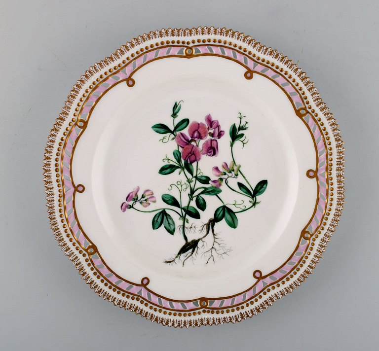 Royal Copenhagen Flora Danica openwork dinner plate. Dated 1956.
25,5 cm. in diameter.