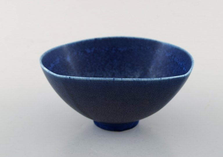 Berndt Friberg for Gustavsberg. "Selecta" skål i glaseret keramik.
Smuk blå æggeskalsglasur. 1960