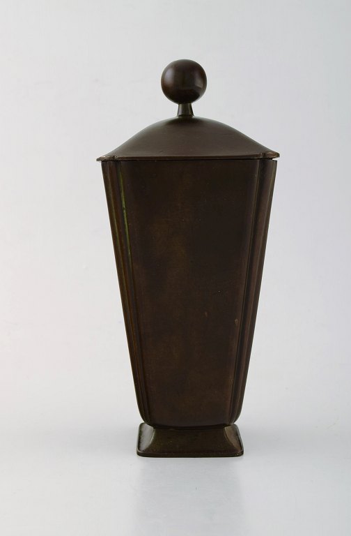 GAB (Guldsmedsaktiebolaget). Art deco lidded jar in bronze. 1930 / 40