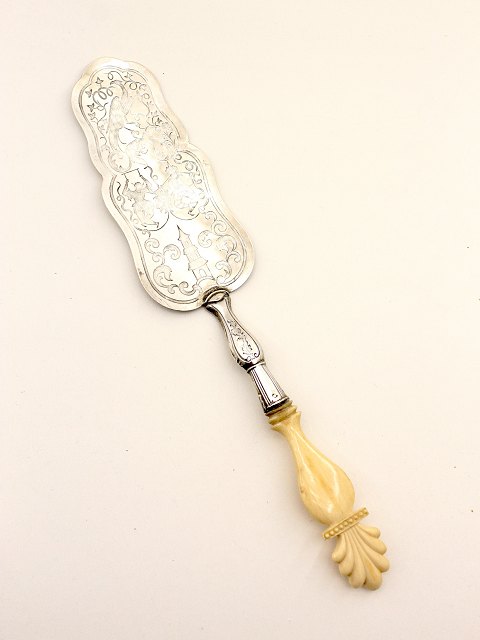 Cake spade with oriental engravings