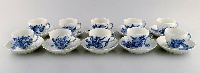 10 personers kaffeservice Kgl. Blå blomst svejfet Kongelig porcelæn. Royal 
Copenhagen. 
Bestående af: 10 stk kaffekopper (10/1549) med tilhørende underkopper.
