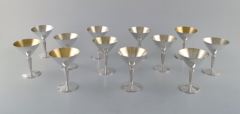K & EC, Göteborg. Tolv modernistiske cocktail bægre i sølv (830). Dateret 1968.
