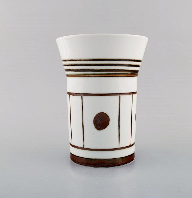 Barner Jespersen for Bing og Grøndahl. "Trude" vase i porcelæn med brun 
dekoration. Geometrisk mønster. Dateret 1969.
