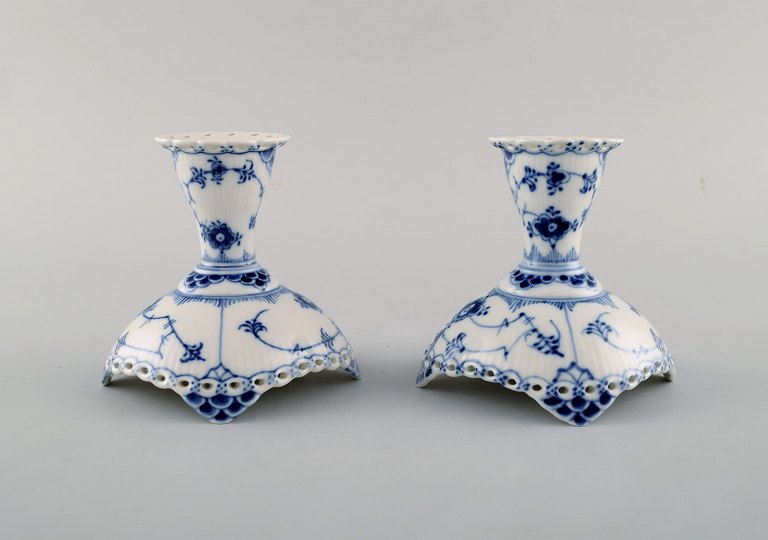 Et par Royal Copenhagen Musselmalet helblonde lysestager i porcelæn. Modelnummer 
1/1138.
