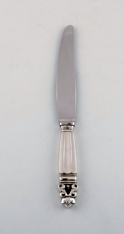 Georg Jensen "Konge" middagskniv i sterlingsølv og rustfrit stål. To stk på 
lager.  
