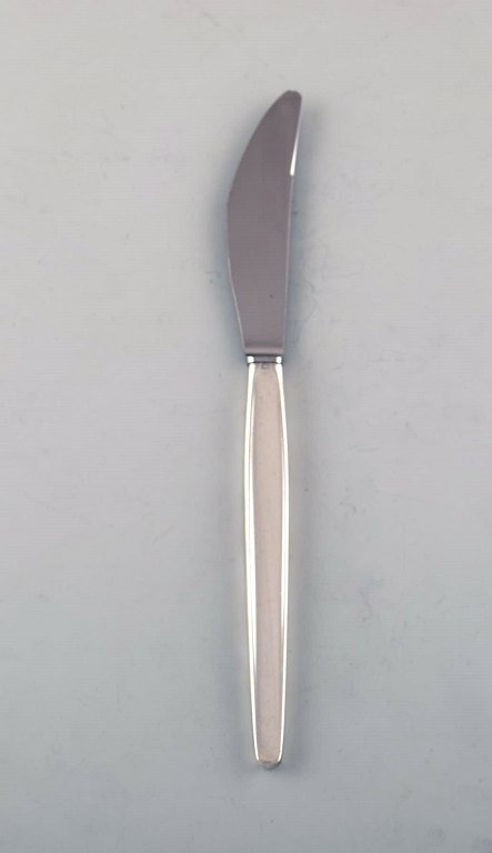 Tias Eckhoff for Georg Jensen. "Cypress" dinner knife in sterling silver and 
stainless steel. Four pieces in stock.

