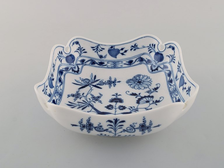 Antik Meissen "Løgmønstret" kvadratisk skål i håndmalet porcelæn. Tidligt 
1900-tallet.
