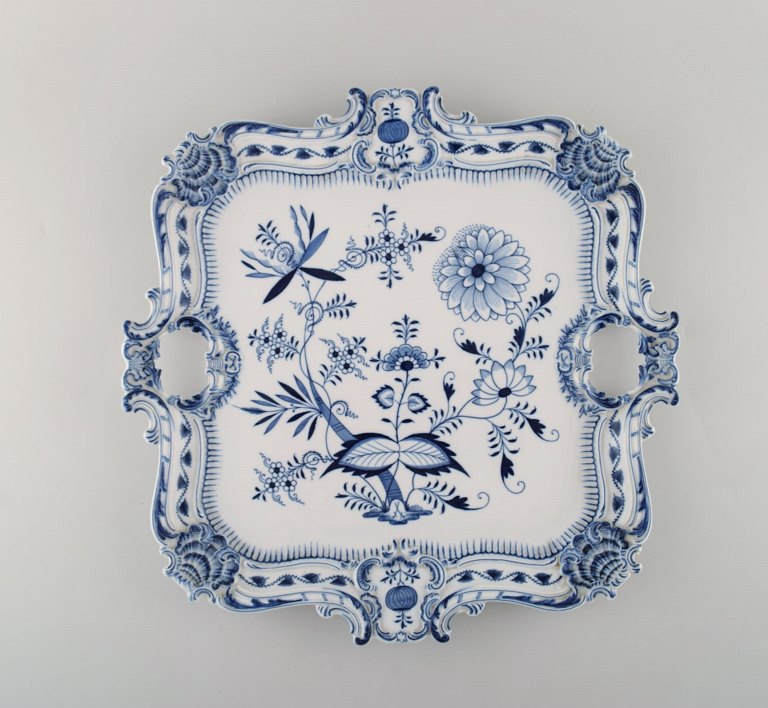 Large antique Meissen "Blue Onion" serving tray in hand-painted porcelain. Early 
20th century.
