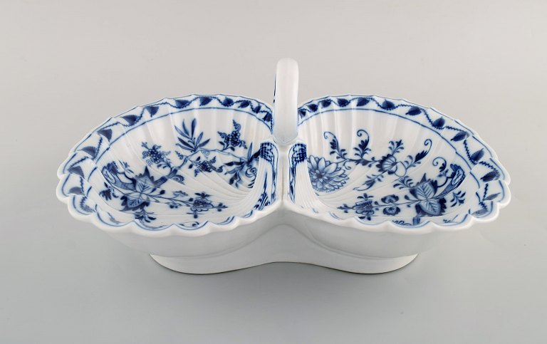 Antikt Meissen "Løgmønstret" todelt fad med hank i håndmalet porcelæn. Tidligt 
1900-tallet.
