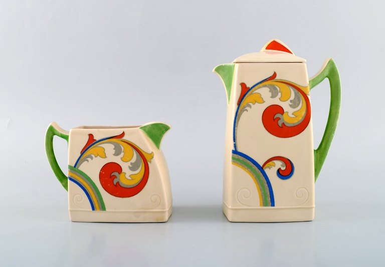 Clarice Cliff (1899-1963), England. Art deco Syren kaffekande med tilhørende 
kande i håndmalet porcelæn. Ca. 1940. 
