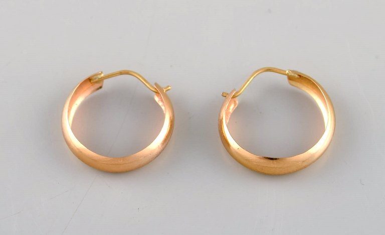 Scandinavian jeweler. A pair of 18 carat gold earrings. Mid 20th century.
