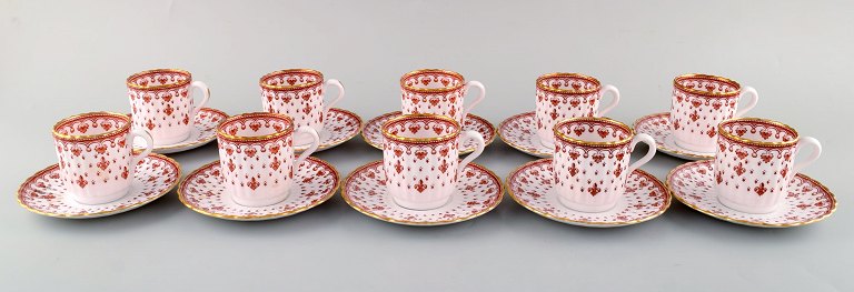 Spode, England. 10 coffee cups with saucers in hand-painted porcelain with gold 
decoration. 1920 / 30
