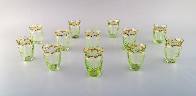 Emile Gallé (1846-1904). 12 early and rare glasses in mouth-blown light green 
art glass with hand-painted gold decorations in the form of leaves. Museum 
quality, 1870 / 80