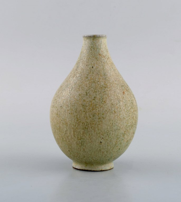Arne Bang. Vase i glaseret keramik. Modelnummer 71. Smuk glasur i lyse jord 
nuancer. 1940/50