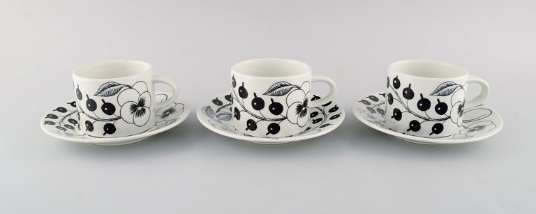 Birger Kaipiainen for Arabia. Three "Paratiisi" cups with saucer in porcelain. 
Late 20th century.
