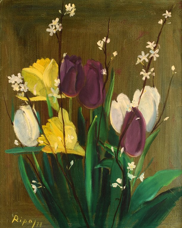 Hans Ripa (1912-2001), svensk kunstner. Olie på lærred. Opstilling med lilla, 
hvide og gule blomster. Dateret 1977.
