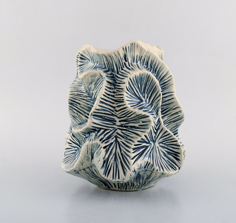 Scandinavian ceramist. Coral shaped vase in glazed ceramic. Late 20th century.

