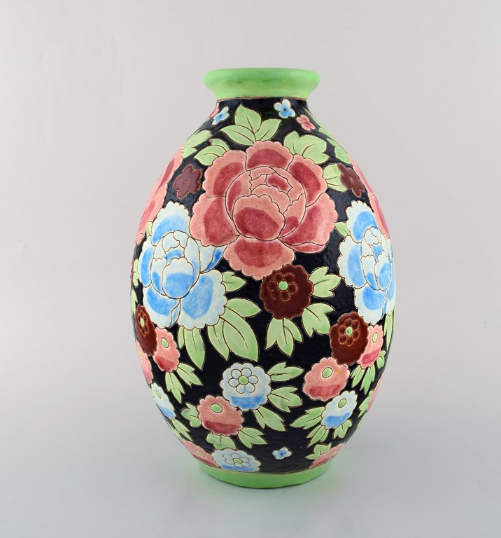 Charles Catteau (1880-1966) for Boch Freres Keramis, Belgien. Stor art deco 
keramikvase i cloisonné teknik. Håndmalet med blomster. 1920/30