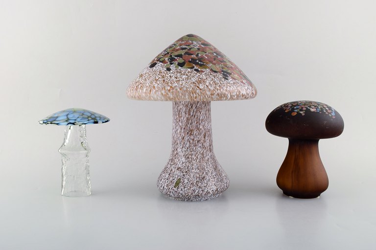 Ahlefeldt-Laurvig and Monica Backström. Three mushrooms in art glass. Late 20th 
century.
