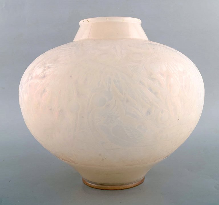 Tidlig og stor René Lalique "Aras" vase i opal kunstglas. Model 919. Ca. 1924.

