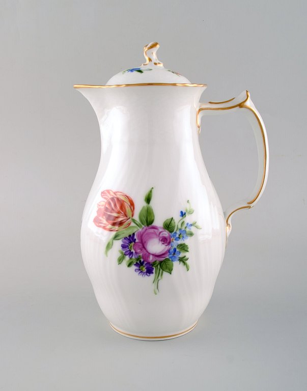 Royal Copenhagen Light Saxon Flower. Chocolate jug in hand-painted porcelain. 
Model number 1510. Early 20th century.
