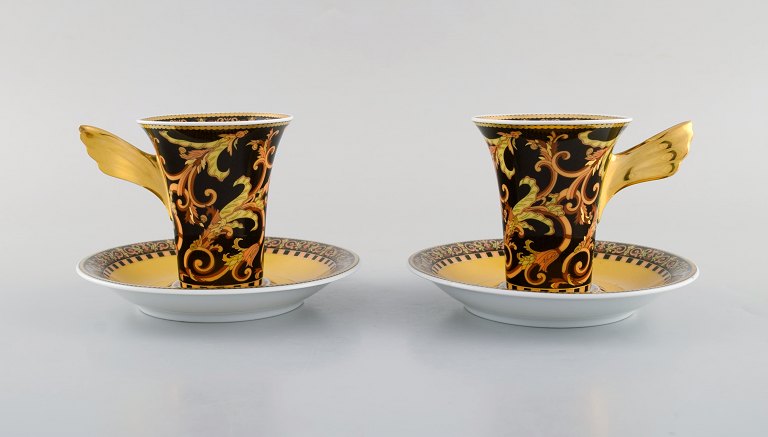 Gianni Versace for Rosenthal. To Barocco kaffekopper med underkopper i porcelæn 
med gulddekoration. Sent 1900-tallet. 
