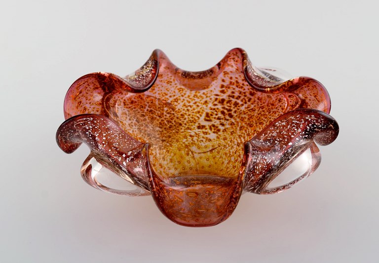 Wavy Murano bowl in mouth blown art glass. Italian design, 1960s.
