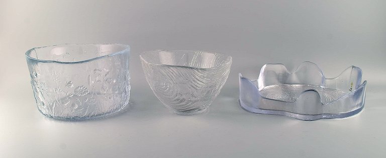 Three large bowls in art glass decorated with flowers and trees. Skruf, Sweden 
and others. 1980