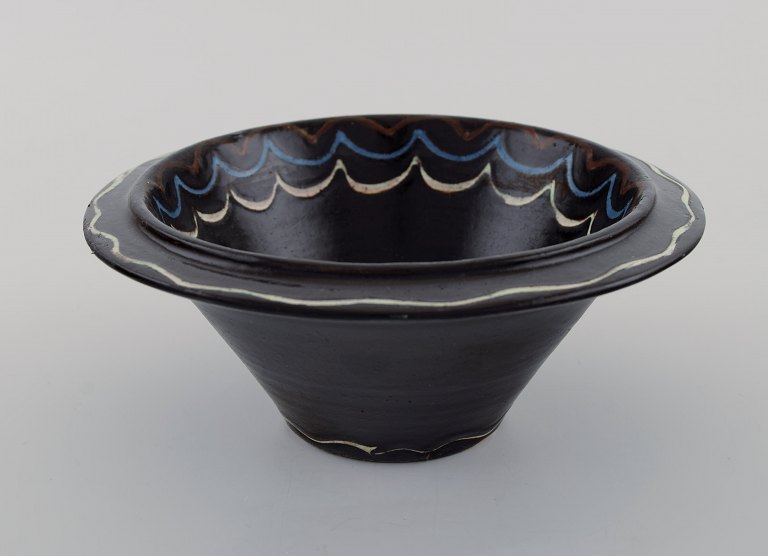 Kähler, HAK. Skål i sortglaseret keramik med blå og hvide bølger langs kanten. 
1930/40
