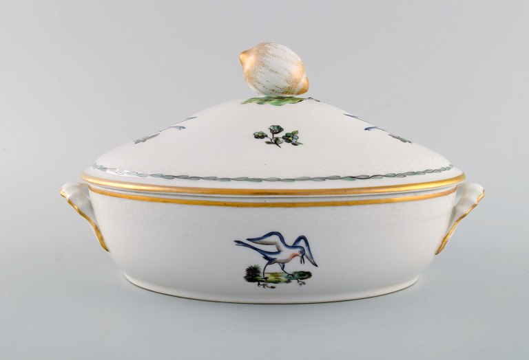 Royal Copenhagen lågterrin i håndmalet porcelæn med fuglemotiver og 
gulddekoration. Tidligt 1900-tallet. 
