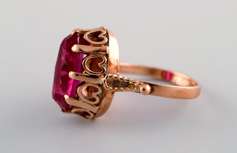 Vintage art deco ring i 14 karat guld prydet med stor violet halvædelsten. 
1940