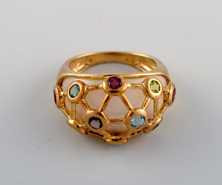 Vintage art deco ring in 9 carat gold adorned with several semi-precious stones. 
1940