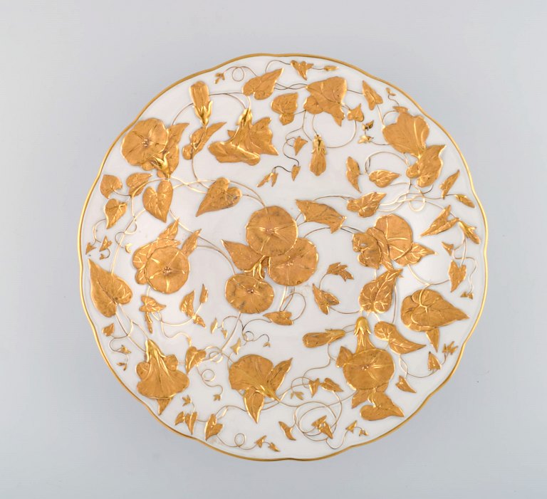 Large Meissen bowl in porcelain with flowers and foliage in relief and gold 
decoration. 20th century.

