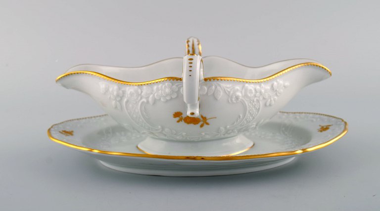 Meissen sauce boat in porcelain with flowers and foliage in relief and gold 
decoration. 20th century. Three pieces in stock.
