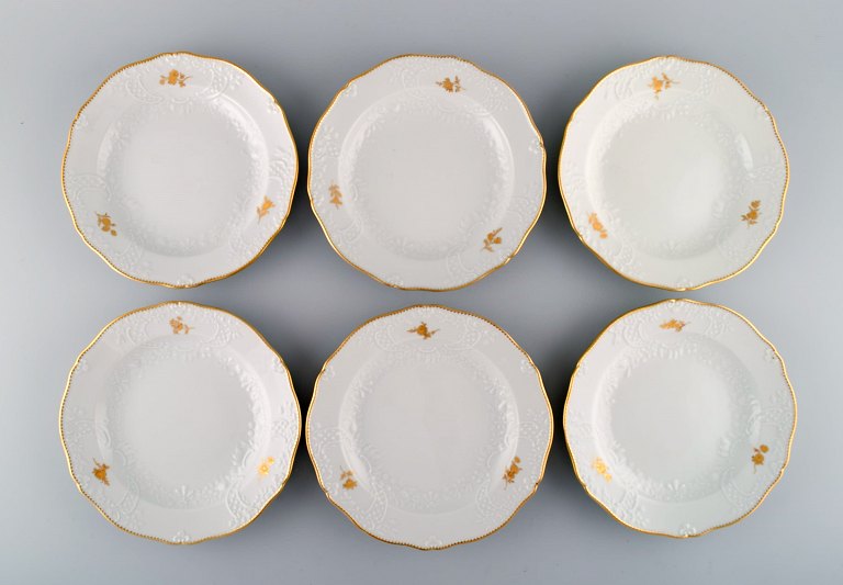 Seks Meissen tallerkener med blomster og bladværk i relief og guldkant. 
1900-tallet.
