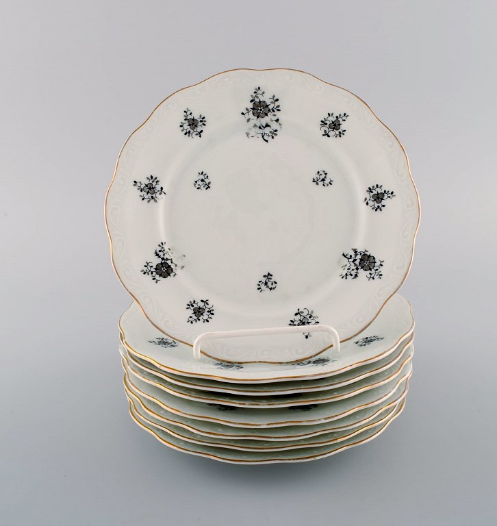KPM, Copenhagen Porcelain Painting. Eight Rubens plates in porcelain with floral 
motifs, gold edge and scrolls in relief. 1940