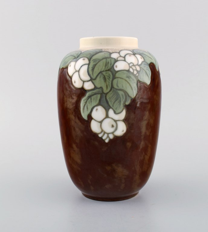 Tidlig Royal Copenhagen art nouveau vase i håndmalet porcelæn med bær og blade. 
Ca. 1910.
