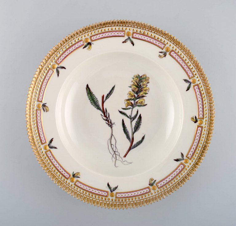 Royal Copenhagen flora danica dyb tallerken i porcelæn med håndmalede blomster 
og gulddekoration. Tidligt 1900-tallet.
