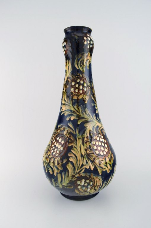Kähler, HAK. Stor vase i glaseret stentøj. Blomster på blå baggrund. 
1930/40
