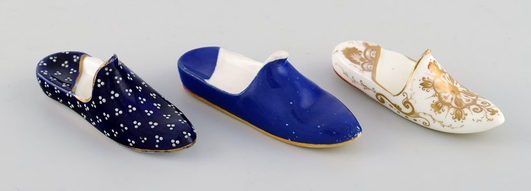 Three antique Meissen slippers in hand-painted porcelain. 19th century.
