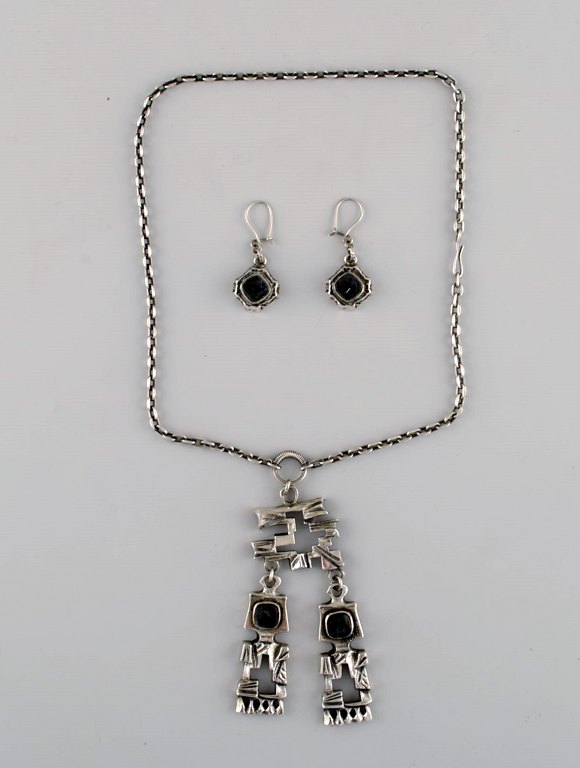 Pentti Sarpaneva, Finland. Modernist necklace in silver (830) with matching 
earrings. Finnish design. Dated 1974.

